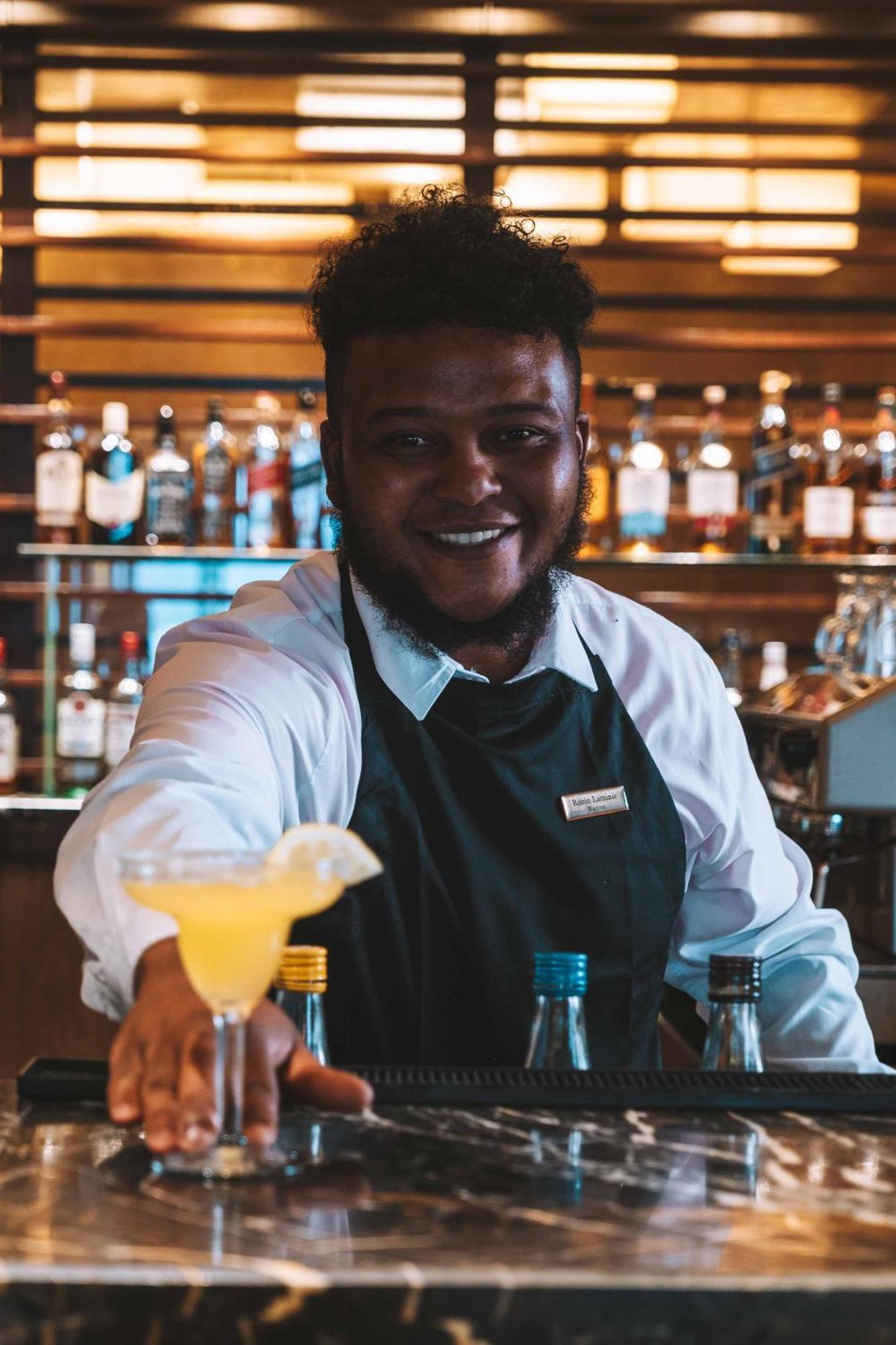 Pezula Nature Retreat Knysna Exterior foto A bartender serving a cocktail