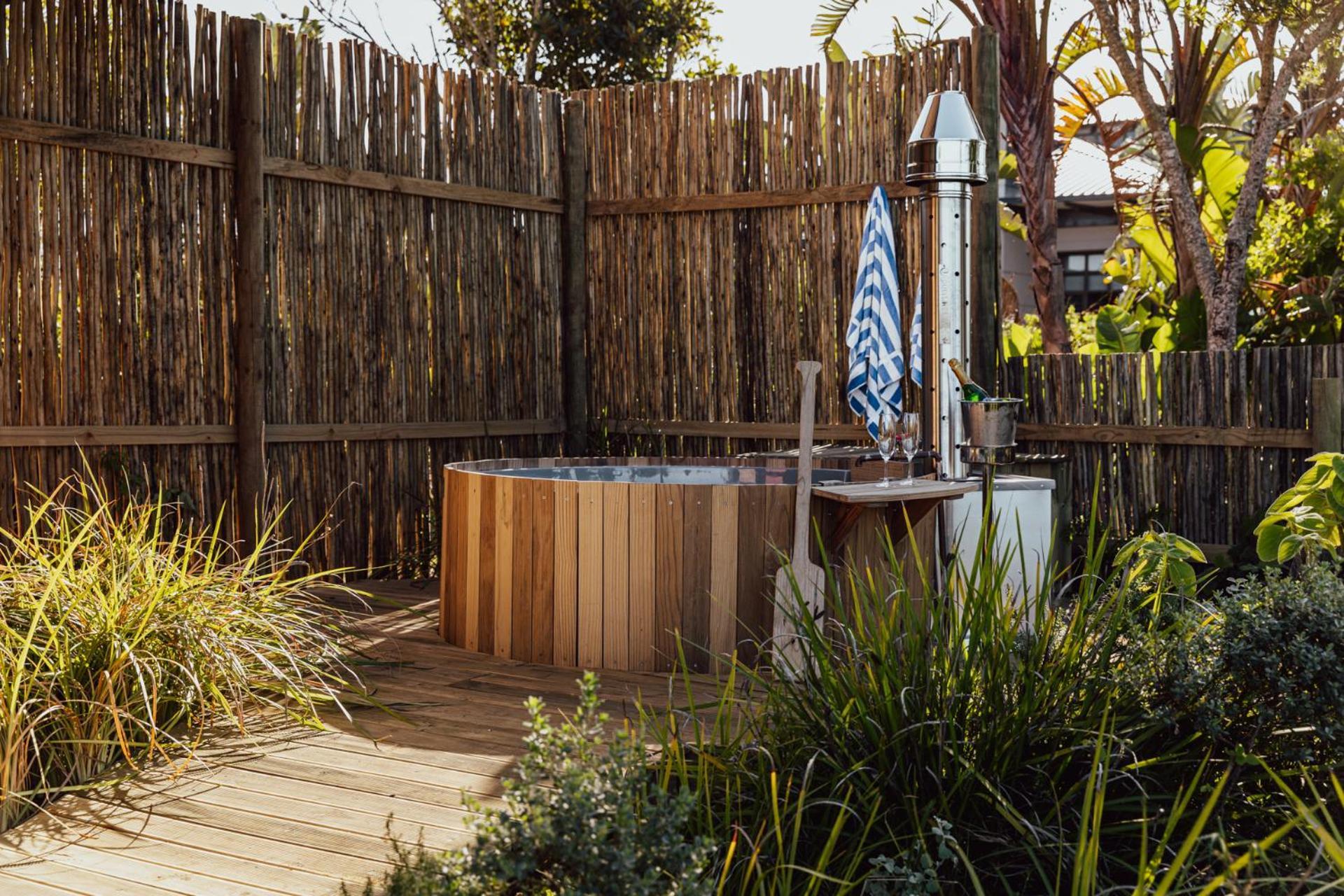 Pezula Nature Retreat Knysna Habitación foto A wood fired outdoor hot tub