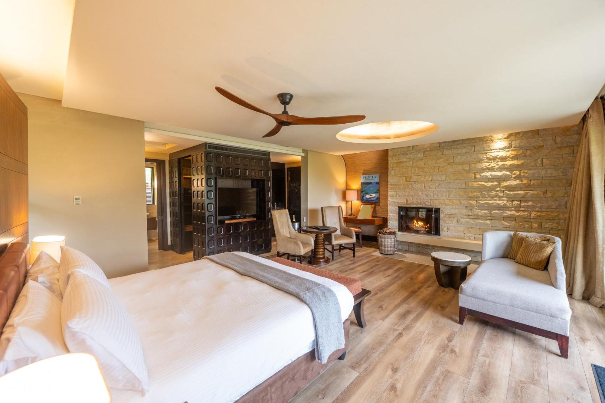 Pezula Nature Retreat Knysna Exterior foto A guest room at the Lodge at Blue Sky