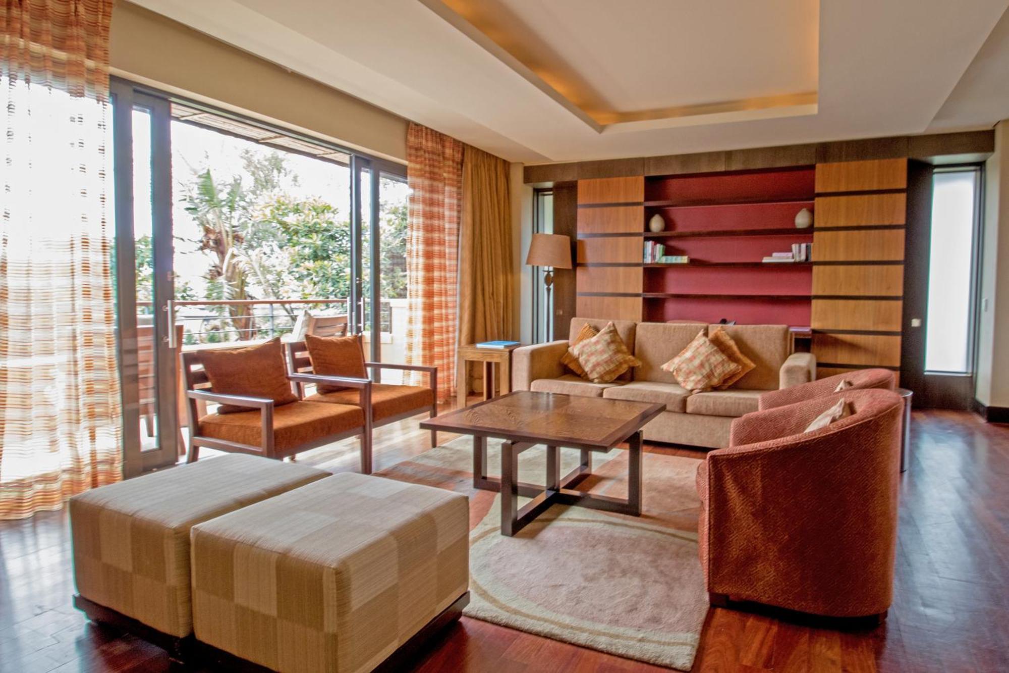 Pezula Nature Retreat Knysna Habitación foto A living room in a suite at the Four Seasons Hotel, Mumbai
