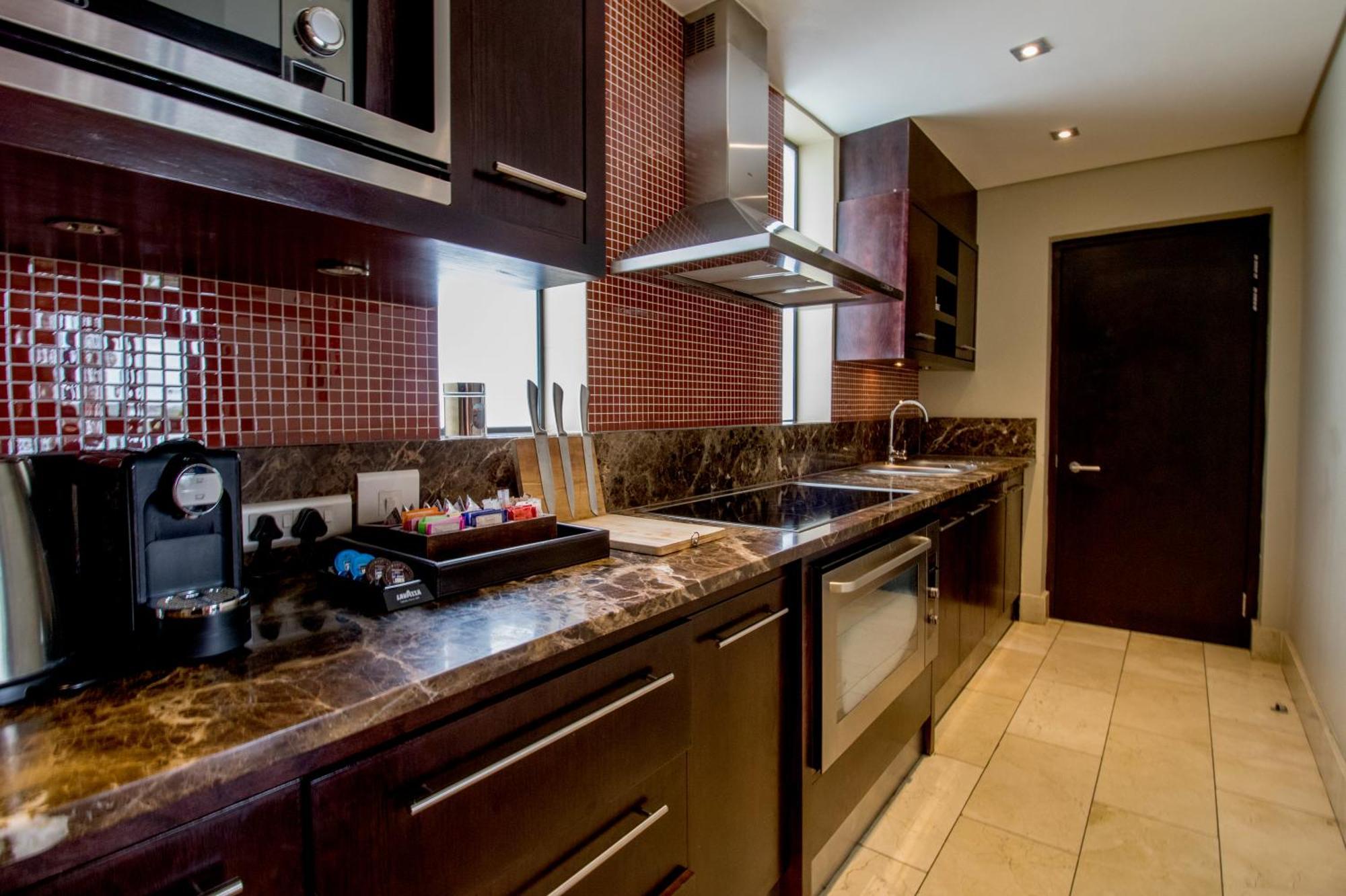 Pezula Nature Retreat Knysna Habitación foto A kitchen in a suite at the Hilton London West End