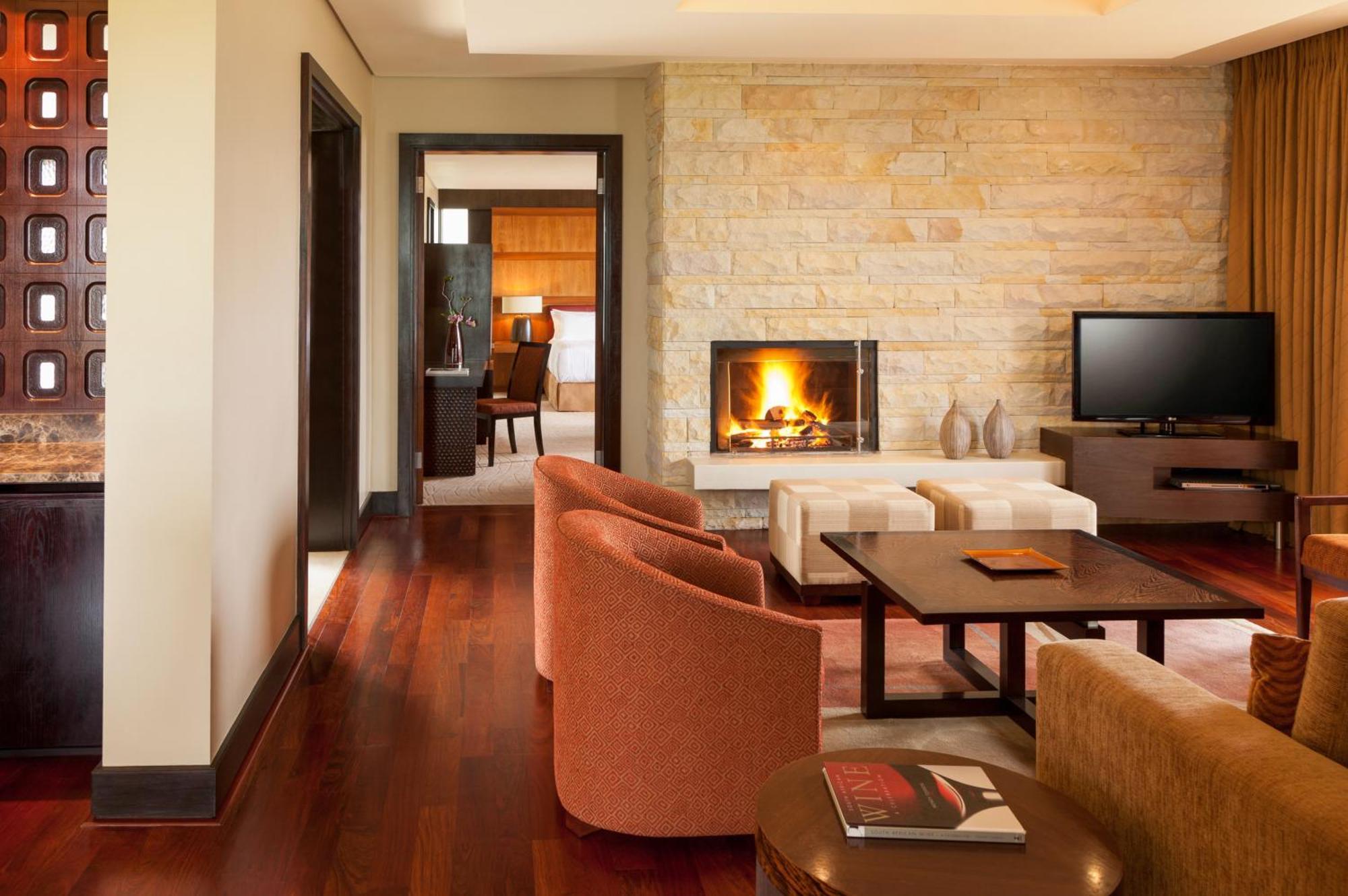Pezula Nature Retreat Knysna Habitación foto A living room at the Four Seasons Hotel